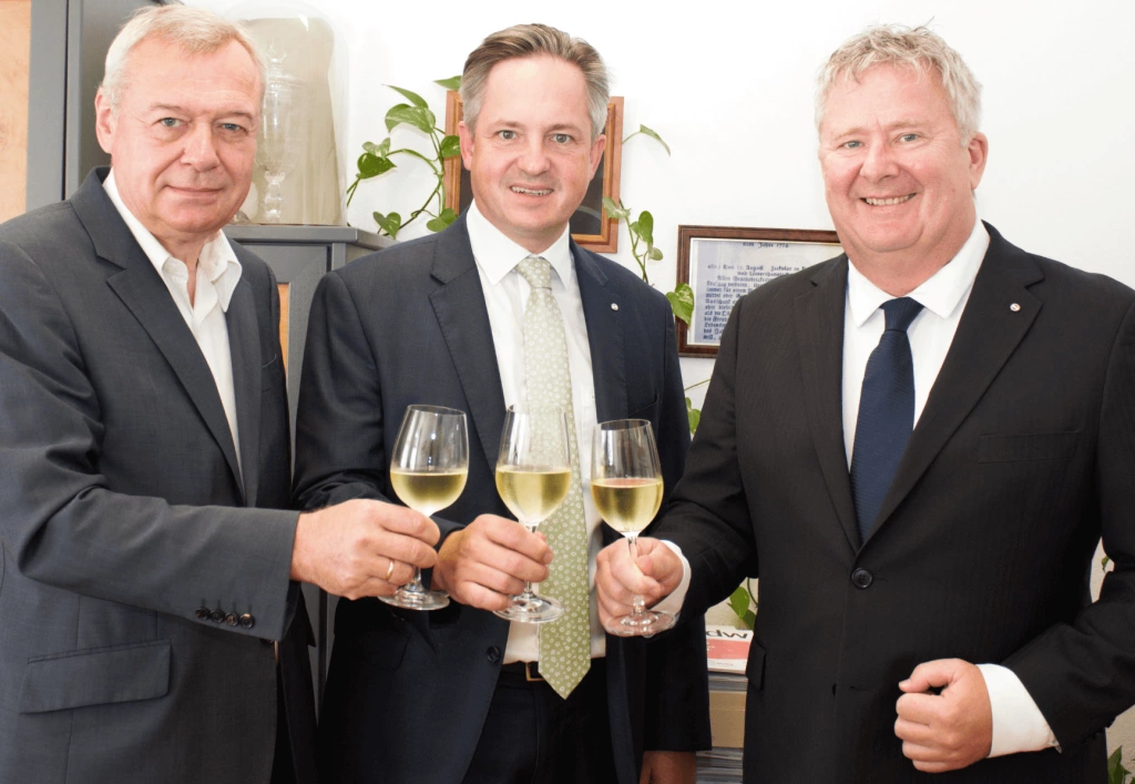 Josef Glatt (Direktor Österreichischer Weinbauverband), Johannes Schmuckenschlager (Österreichischer Weinbaupräsident), Chris Yorke (Geschäftsführer ÖWM) anlässlich der Pressekonferenz zur Weinernte 2023