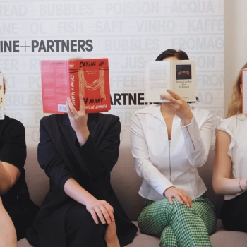 Vier Wine+Partners-Mitarbeiterinnen beim Lesen