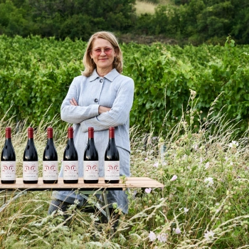 Dorli Muhr mit Wein-Portfolio im Weinberg