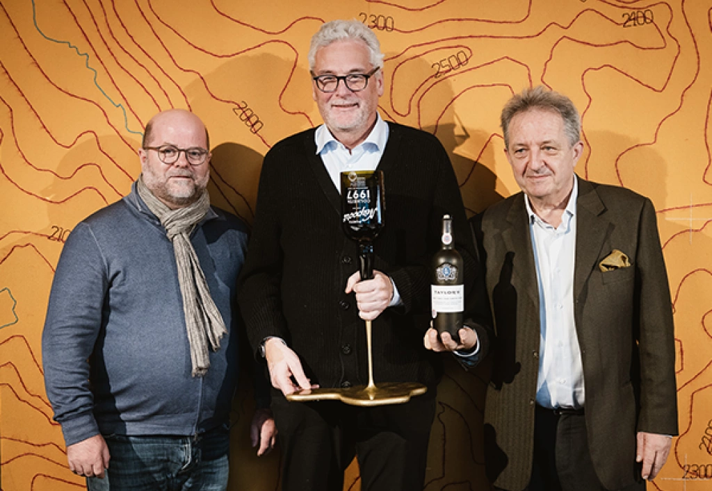 Arlberg Weinberg Best Bottle Award 2023: BBA initiator and trinkreif founder Clemens Riedl, Gerhard Lucian (Burg Hotel) with the winning bottle of Taylor's Tawny Port, presenter Willi Balanjuk