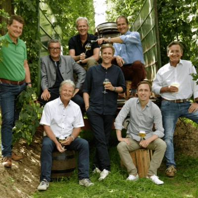 Gruppenshooting der Culturbrauer zwischen Weinreben