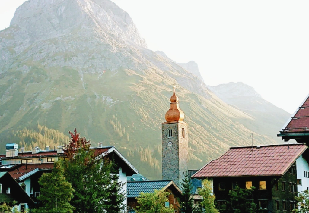 Dorf mit Kirche vor einem Berg