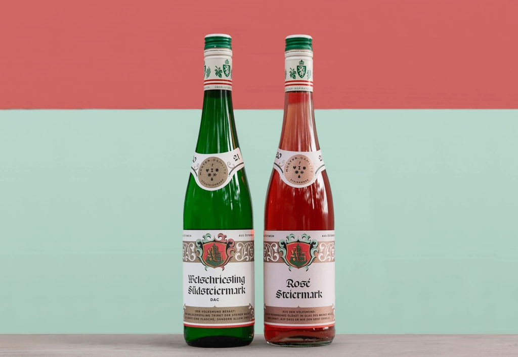Welschriesling & Rosé von Muster.Gamlitz in Tracht und in traditioneller Rheinwein-Flasche