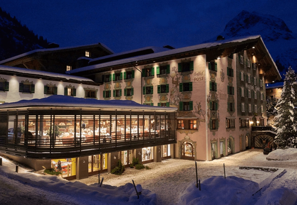 Winterzauber: Hotel Post Lech im Schnee