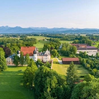 Luftaufnahme der slow-brewing-zertifizierten Schlossbrauerei Maxlrain