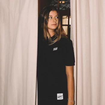 Mädchen mit T-Shirt der Braushirts-Kollektion der Unabhängigen Privatbrauereien Österreichs